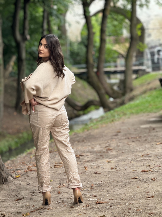 Pantaloni cu curea si patch decorativ [4]