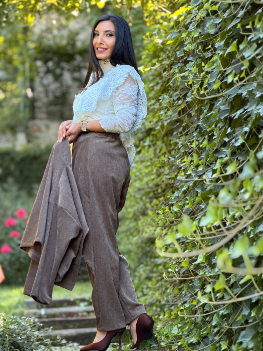 Pantaloni cu design petrecut si talie elastica [6]