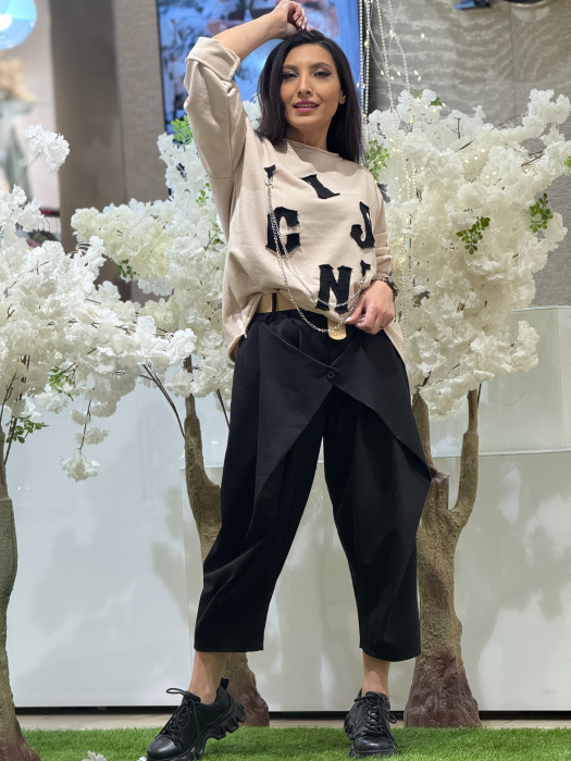 Pantaloni cu detaliu petrecut si curea in talie [2]