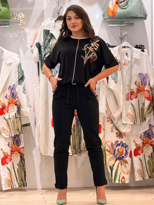 Pantaloni cu dunga aurie la buzunare [2]