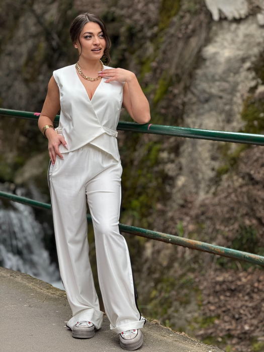 Pantaloni cu dunga si elastic in talie [1]