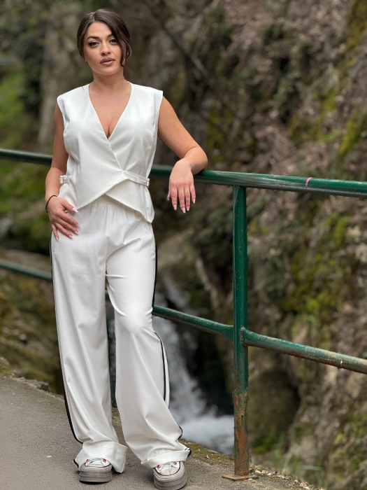 Pantaloni cu dunga si elastic in talie [2]