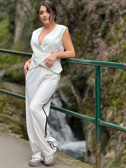 Pantaloni cu dunga si elastic in talie [3]