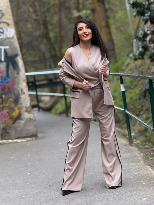 Pantaloni cu dunga si elastic in talie [5]
