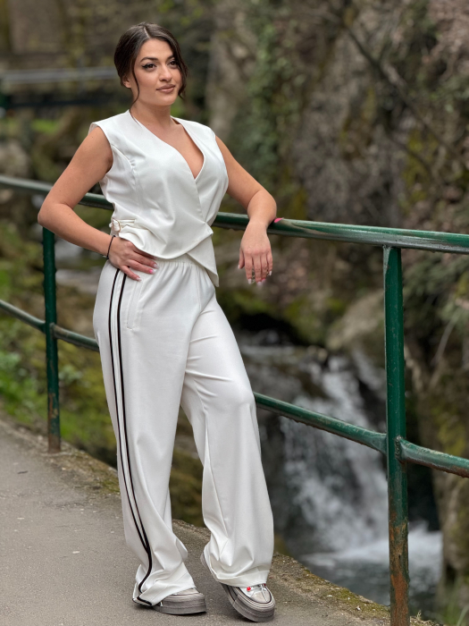 Pantaloni cu dunga si elastic in talie [6]