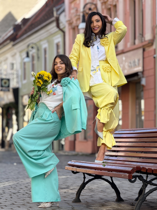 Pantaloni cu floare [2]