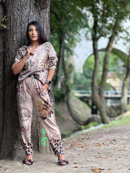 Pantaloni cu imprimeu animal print si accente florale [2]