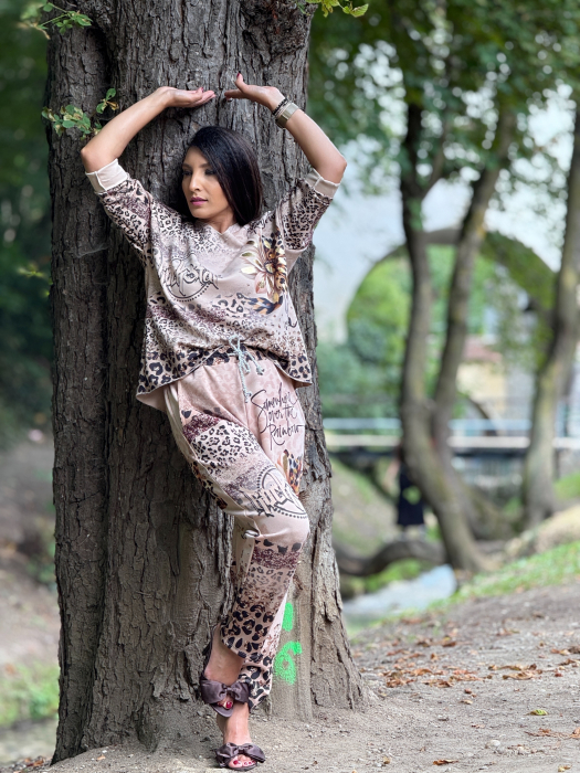 Pantaloni cu imprimeu animal print si accente florale [4]
