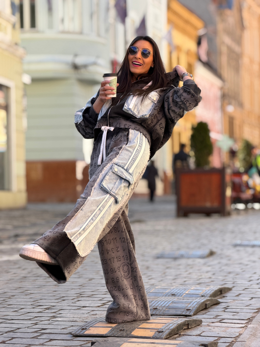 Pantaloni cu scris si detaliu din blug [6]