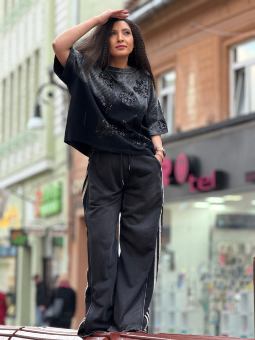 Pantaloni din bumbac cu fermoar si dungi pe lateral [2]