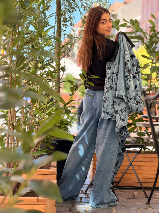 Pantaloni din denim cu broderie florala si paiete [2]