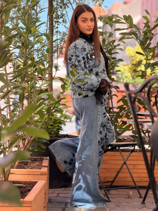 Pantaloni din denim cu broderie florala si paiete [3]