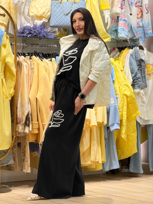 Pantaloni evazati cu elastic in talie si floare alba pee picior [3]