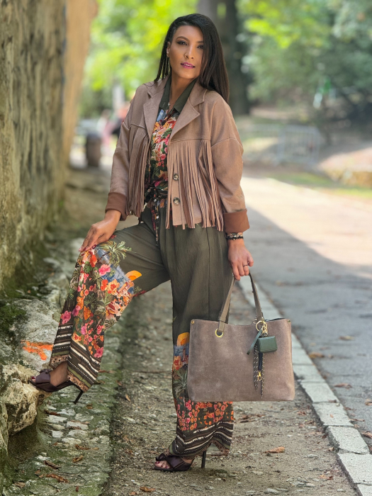 Pantaloni evazati cu imprimeu floral si curea in talie [4]