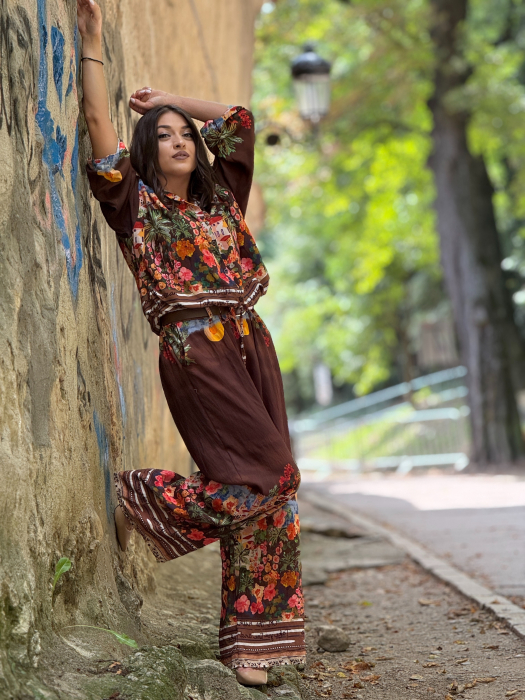 Pantaloni evazati cu imprimeu floral si curea in talie [5]