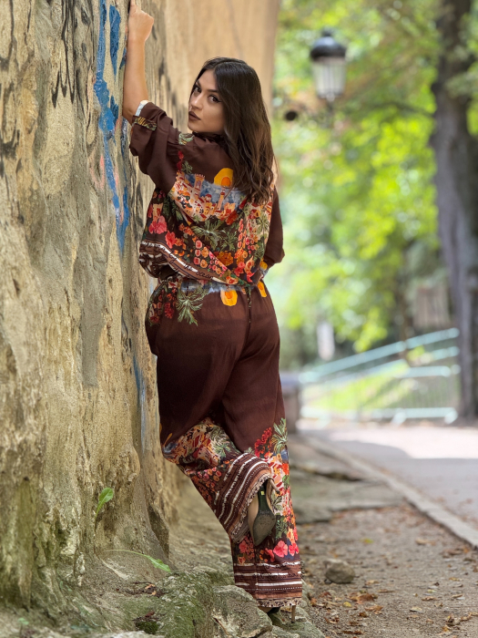 Pantaloni evazati cu imprimeu floral si curea in talie [1]