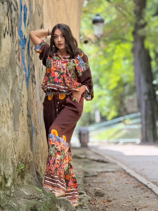 Pantaloni evazati cu imprimeu floral si curea in talie [6]