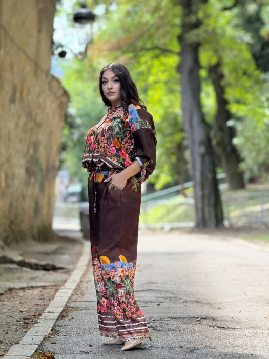 Pantaloni evazati cu imprimeu floral si curea in talie [3]