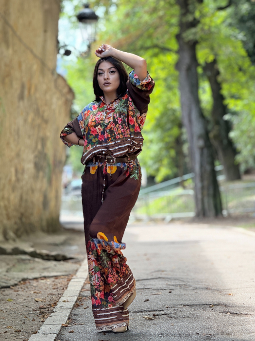 Pantaloni evazati cu imprimeu floral si curea in talie [2]