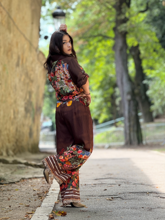 Pantaloni evazati cu imprimeu floral si curea in talie [4]