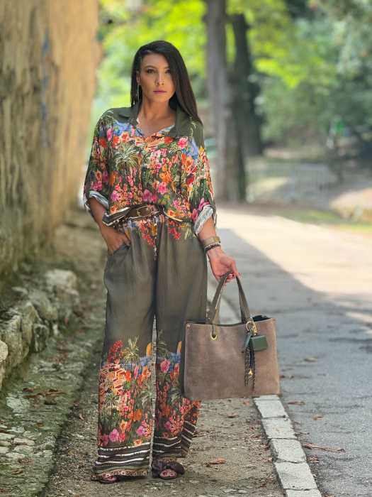 Pantaloni evazati cu imprimeu floral si curea in talie [2]