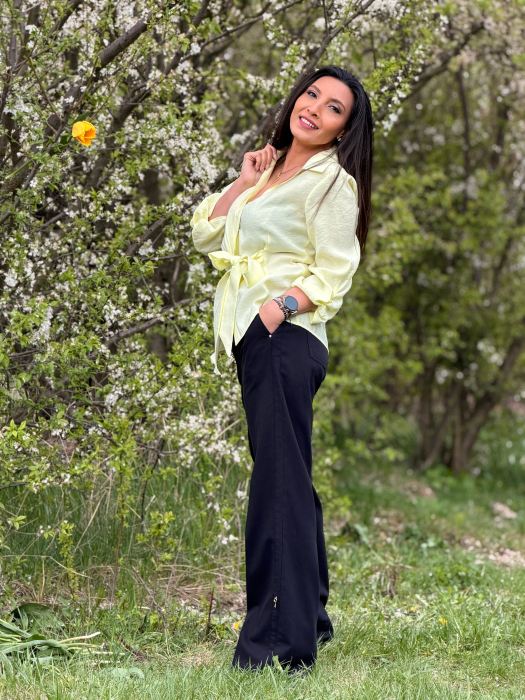 Pantaloni negri evazati cu elastic in talie [5]