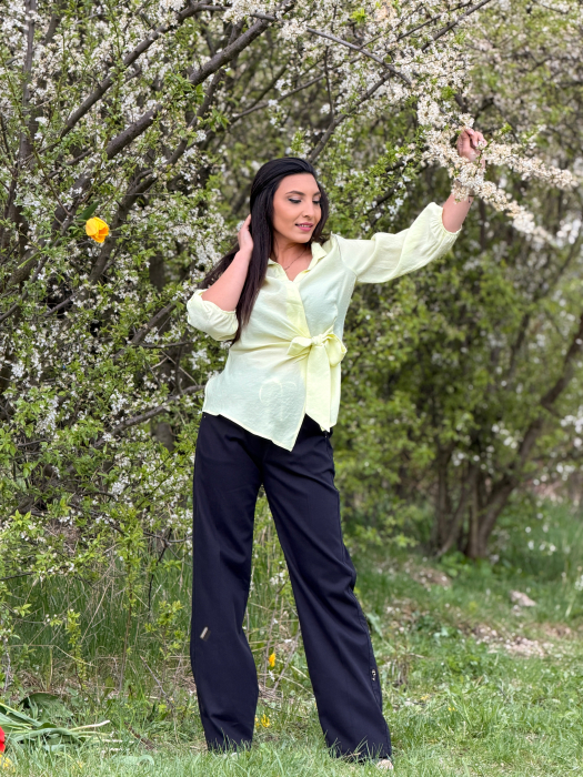 Pantaloni negri evazati cu elastic in talie [4]