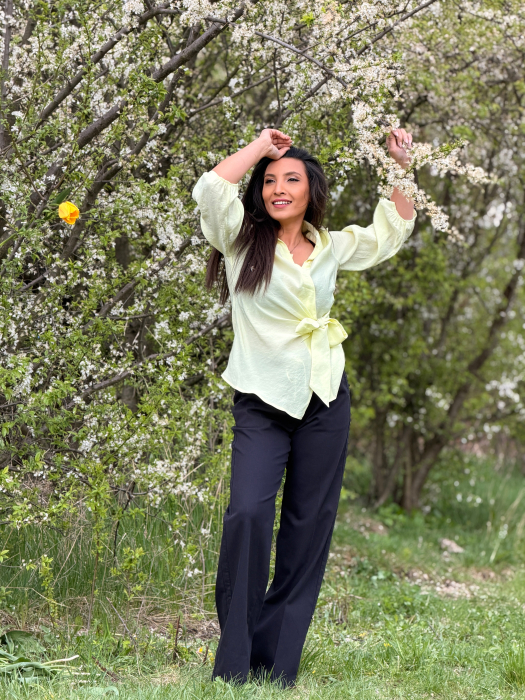 Pantaloni negri evazati cu elastic in talie [3]