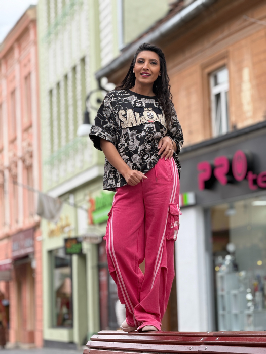 Pantaloni roz cu dungi si buzunare laterale [2]