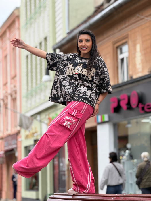 Pantaloni roz cu dungi si buzunare laterale [3]