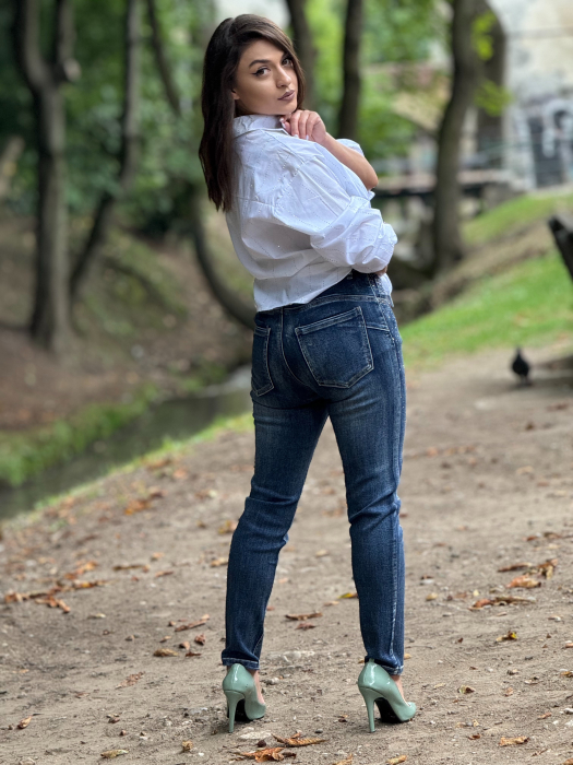 Jeans cu aplicatii de strasuri [3]