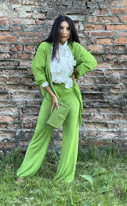 Pantaloni verzi evazati [2]