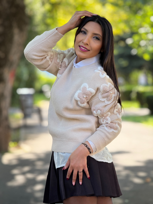 Pulover cu aplicatii florale [3]