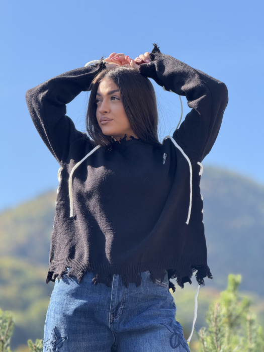Pulover cu detalii negre si tiv franjurat [2]