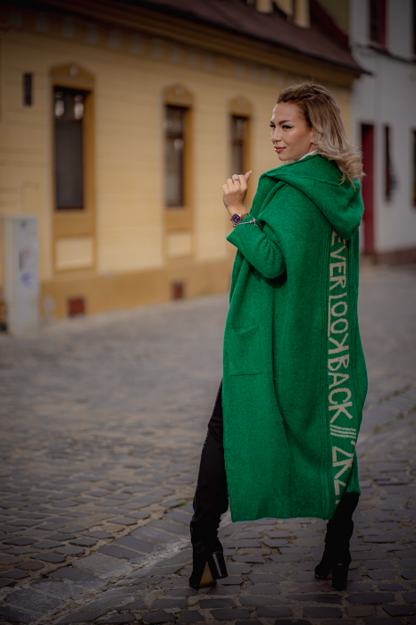 Pulover de lana verde cu scris pe spate [2]