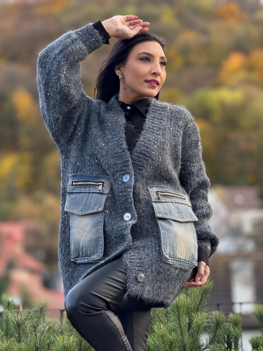 Pulover gri cu sclipici si buzunare din blug [1]