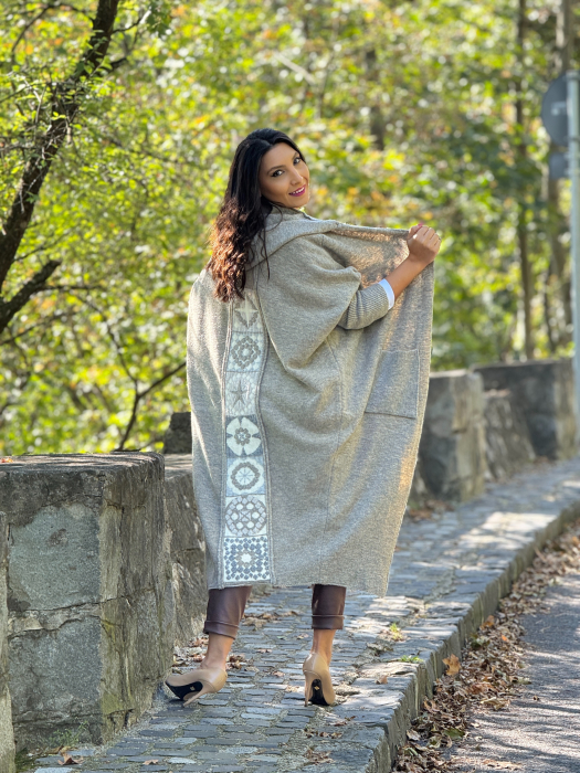 Pulover lung de lana cu forme geometrice pe spate [1]