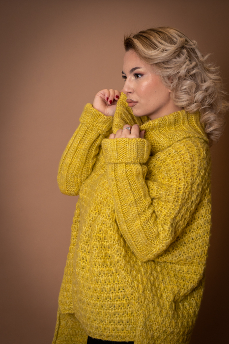 Pulover tricotat galben cu guler [5]