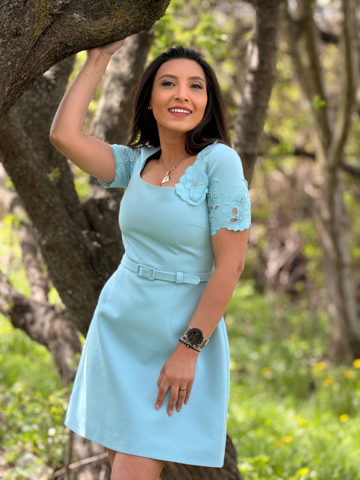 Rochie albastra cu aplicatii florale cu pietre pe maneca [8]