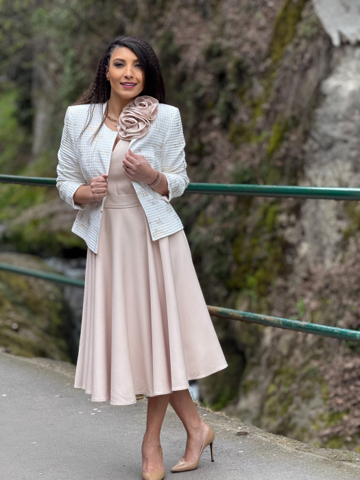 Rochie bej cu floare in piept [7]