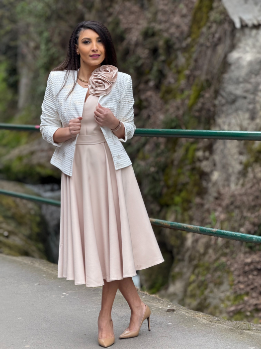 Rochie bej cu floare in piept [6]