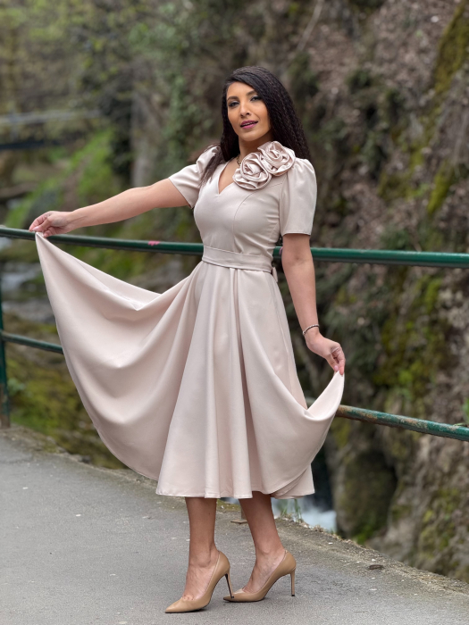 Rochie bej cu floare in piept [2]