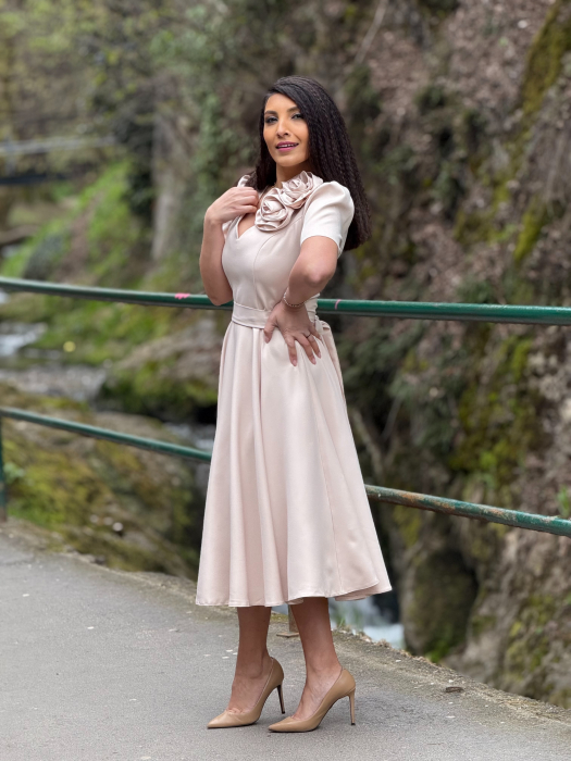 Rochie bej cu floare in piept [3]