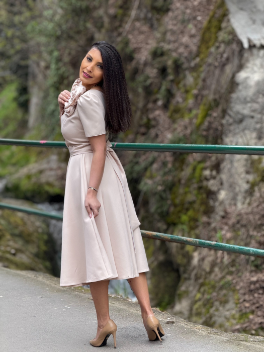 Rochie bej cu floare in piept [5]