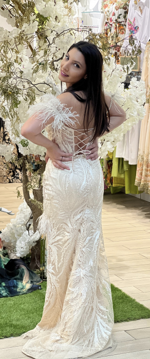 Rochie bej din dantela cu pene [3]