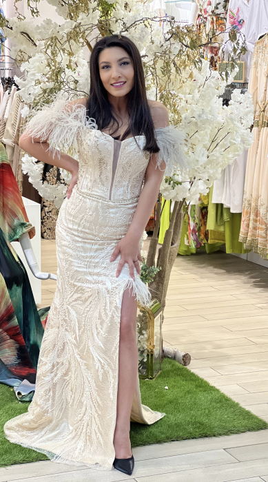 Rochie bej din dantela cu pene [4]