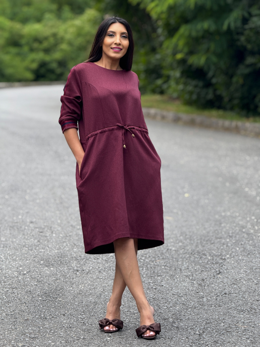 Rochie bordo casual cu detalii sport si snur in talie [2]