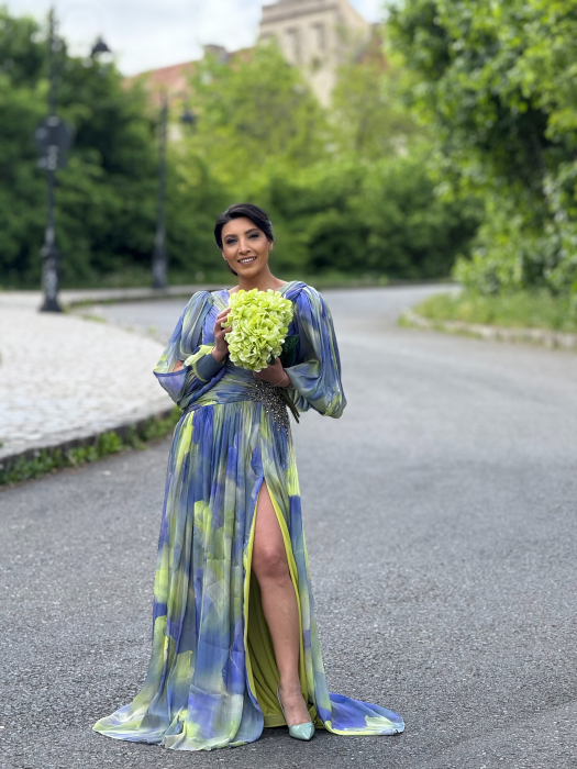 Rochie in degradee cu pietricele aplicate [1]