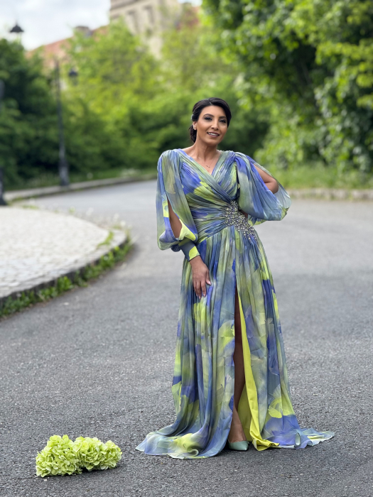 Rochie in degradee cu pietricele aplicate [6]