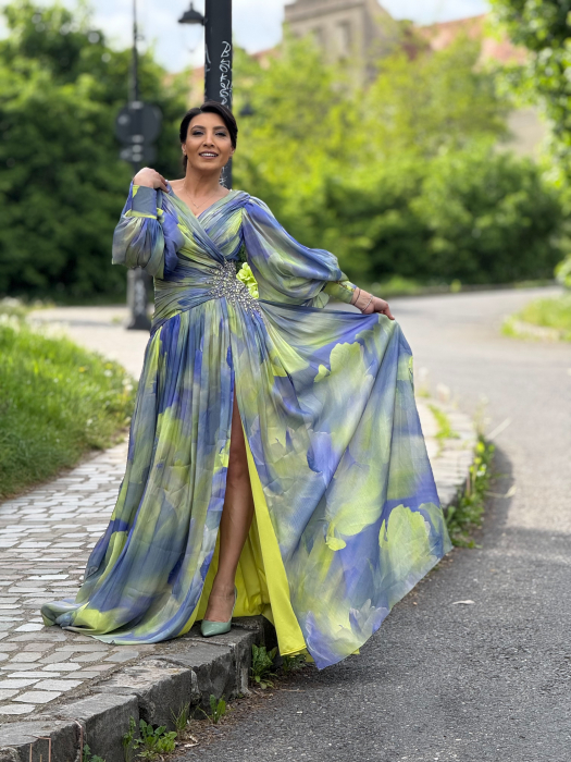 Rochie in degradee cu pietricele aplicate [8]